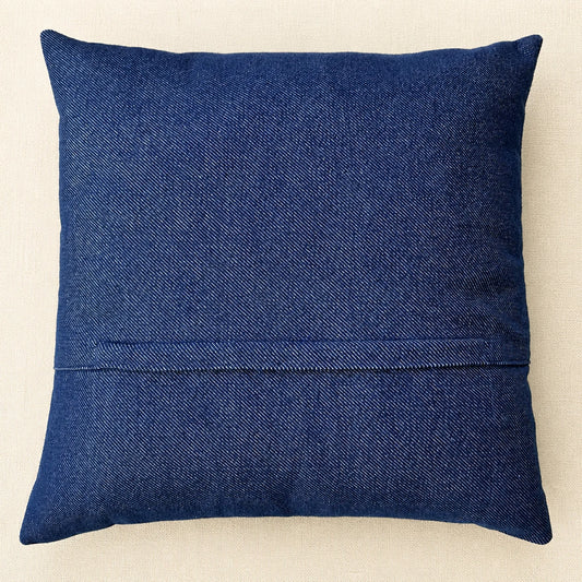 Dos en denim bleu du coussin Les Deux Poissons avec fermeture cachée sous patte