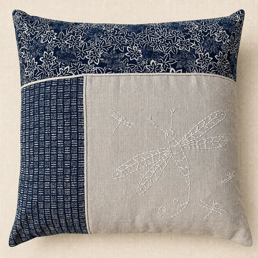 Coussin Libellule brodé au sashiko en lin sable et cotons japonais bleu nuit