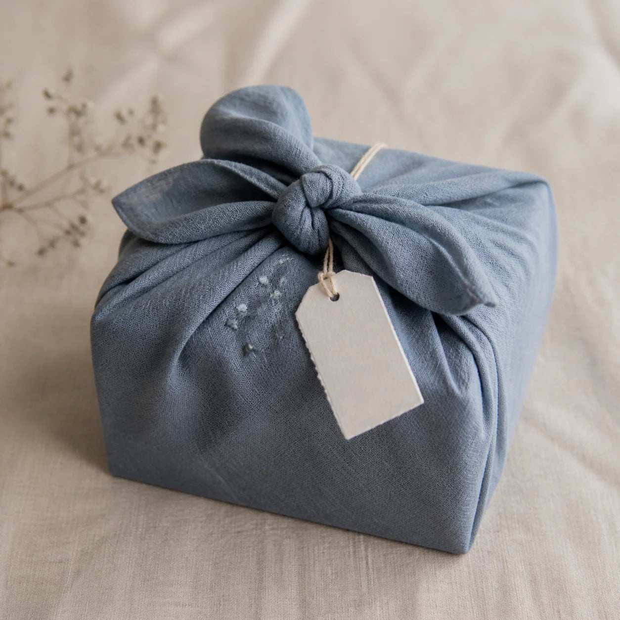 photo d'un cadeau emballé dans un tissu bleu