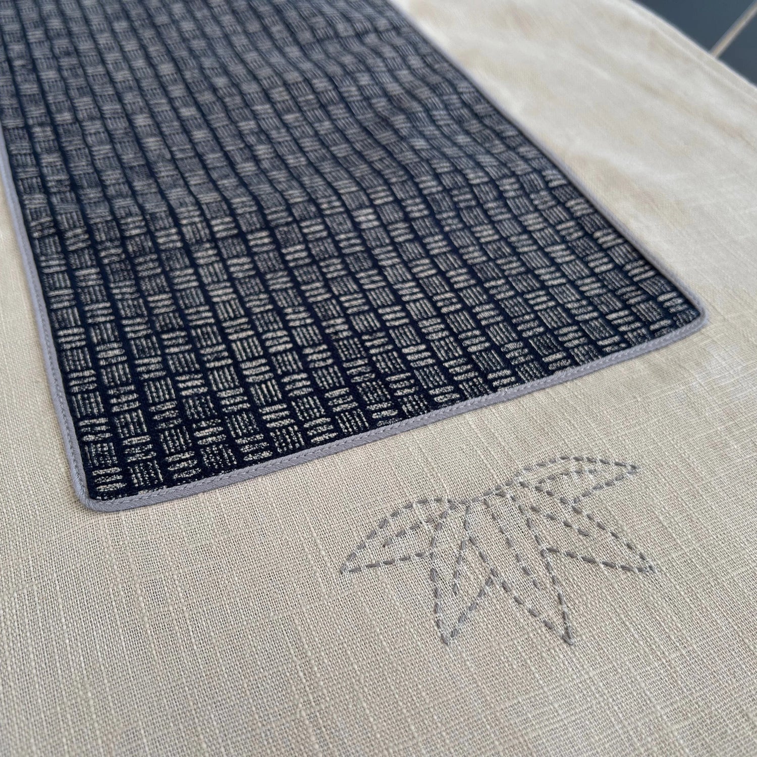 Détail broderie motif bambou sur chemin de table
