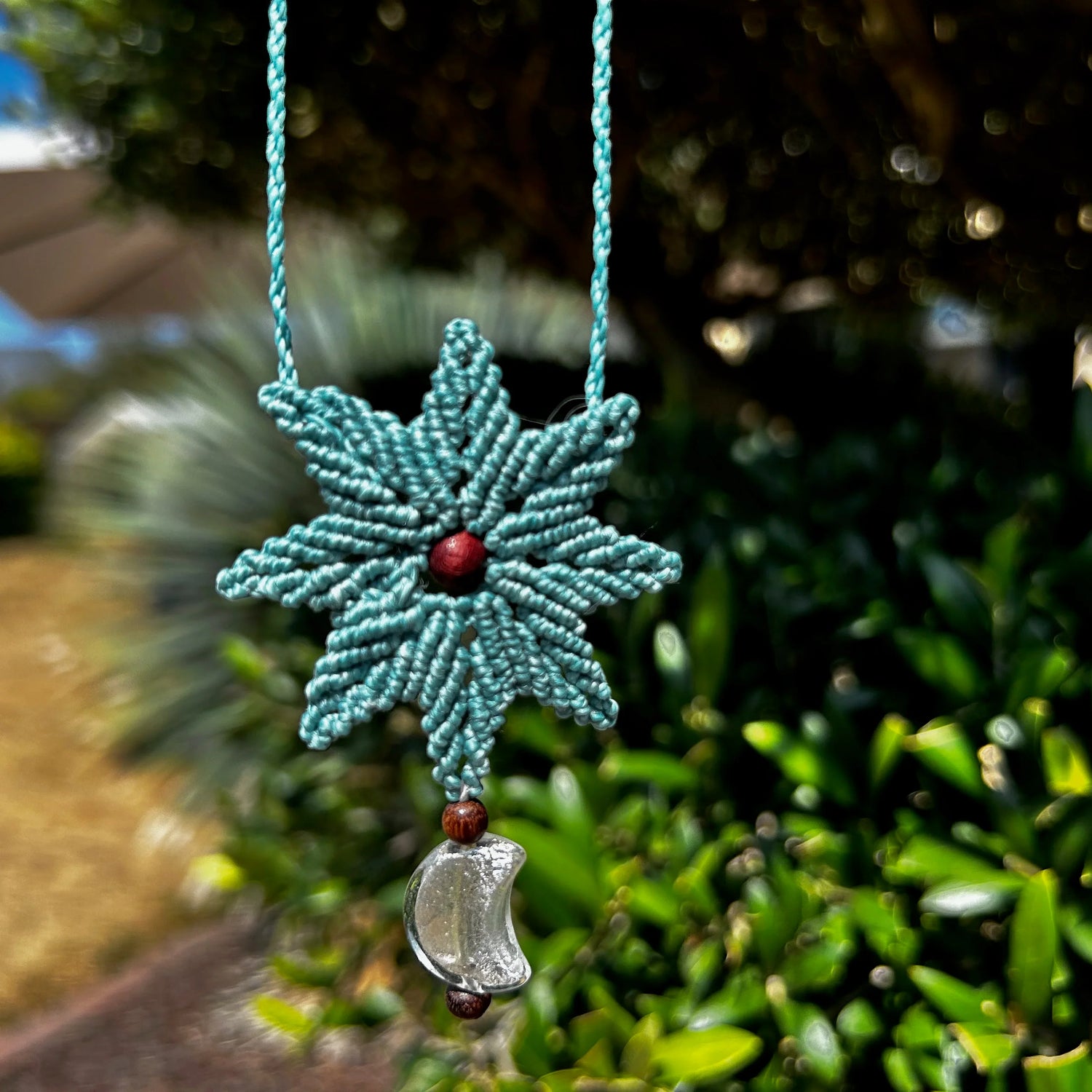 détail pendentif forme étoile en macramé et perle de lune