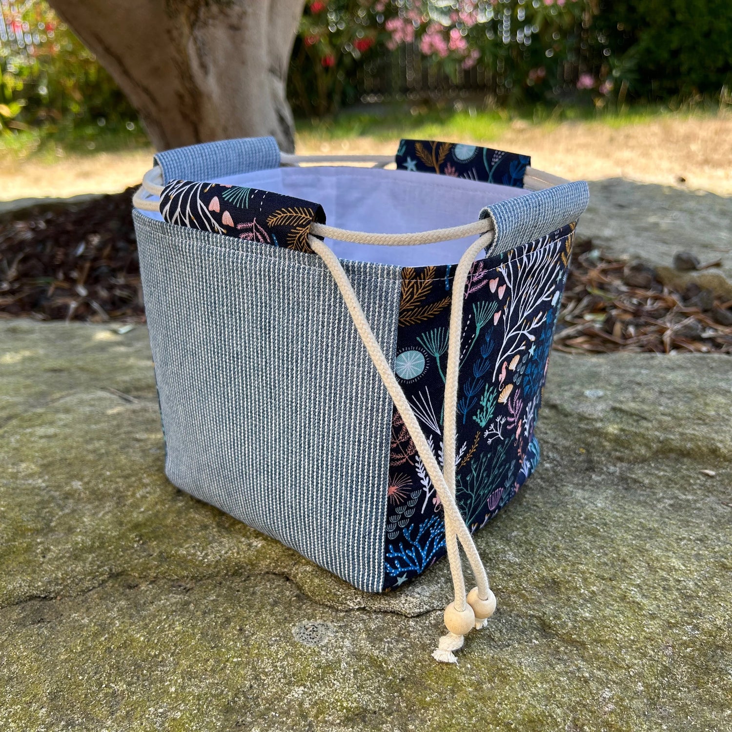 sac japonais motif fond marin posé sur pierre de jardin