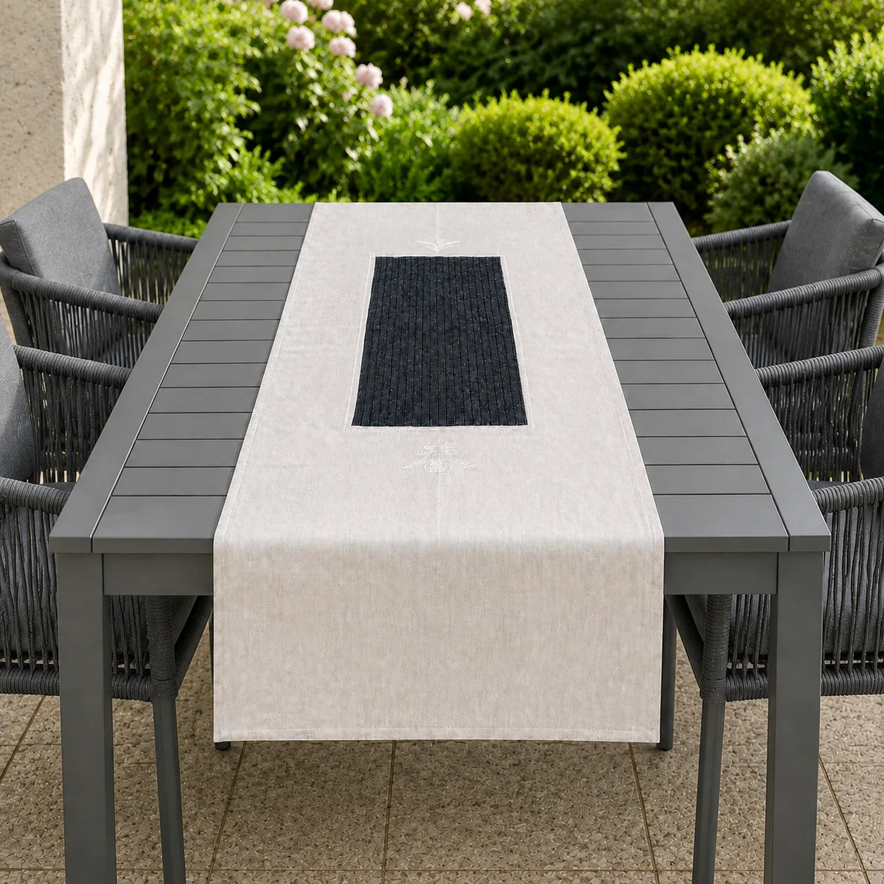 chemin de table gris perle positionné sur une table de jardin