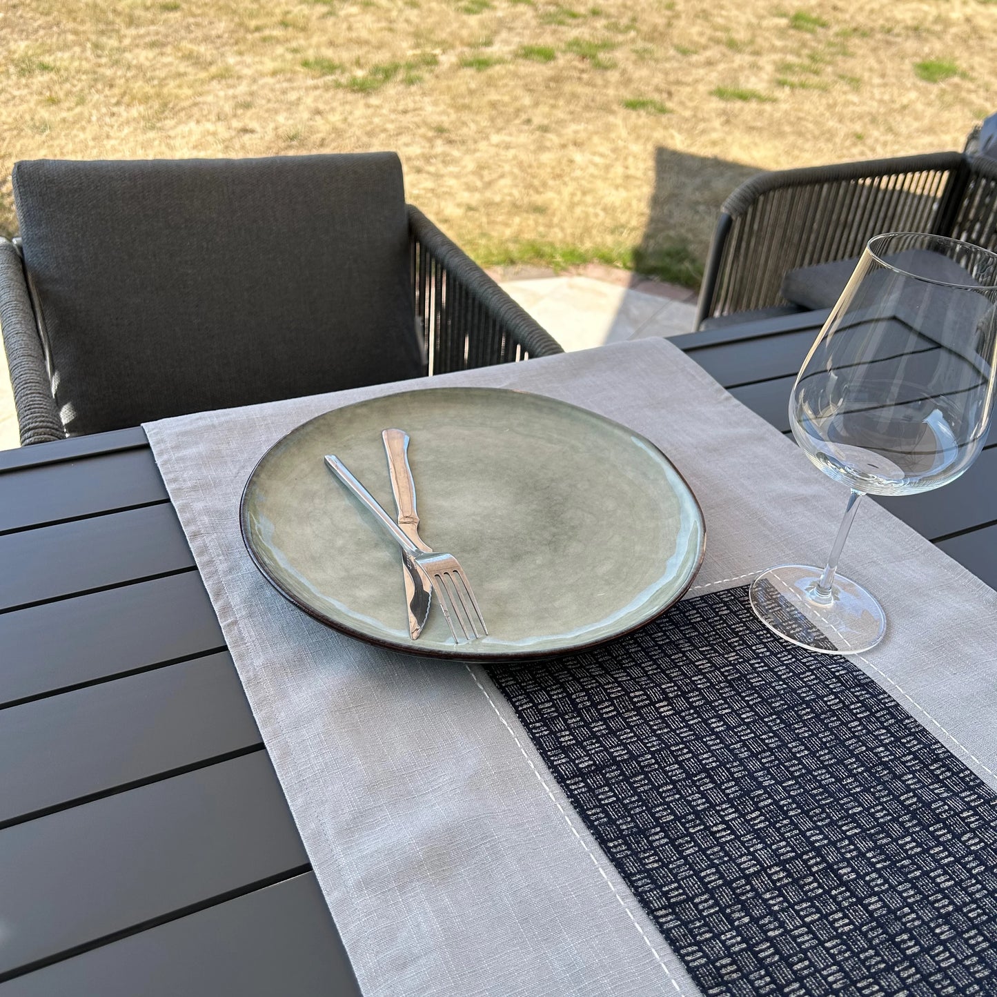 chemin de table sur une table en gros plan avec assiette et verre de présentation