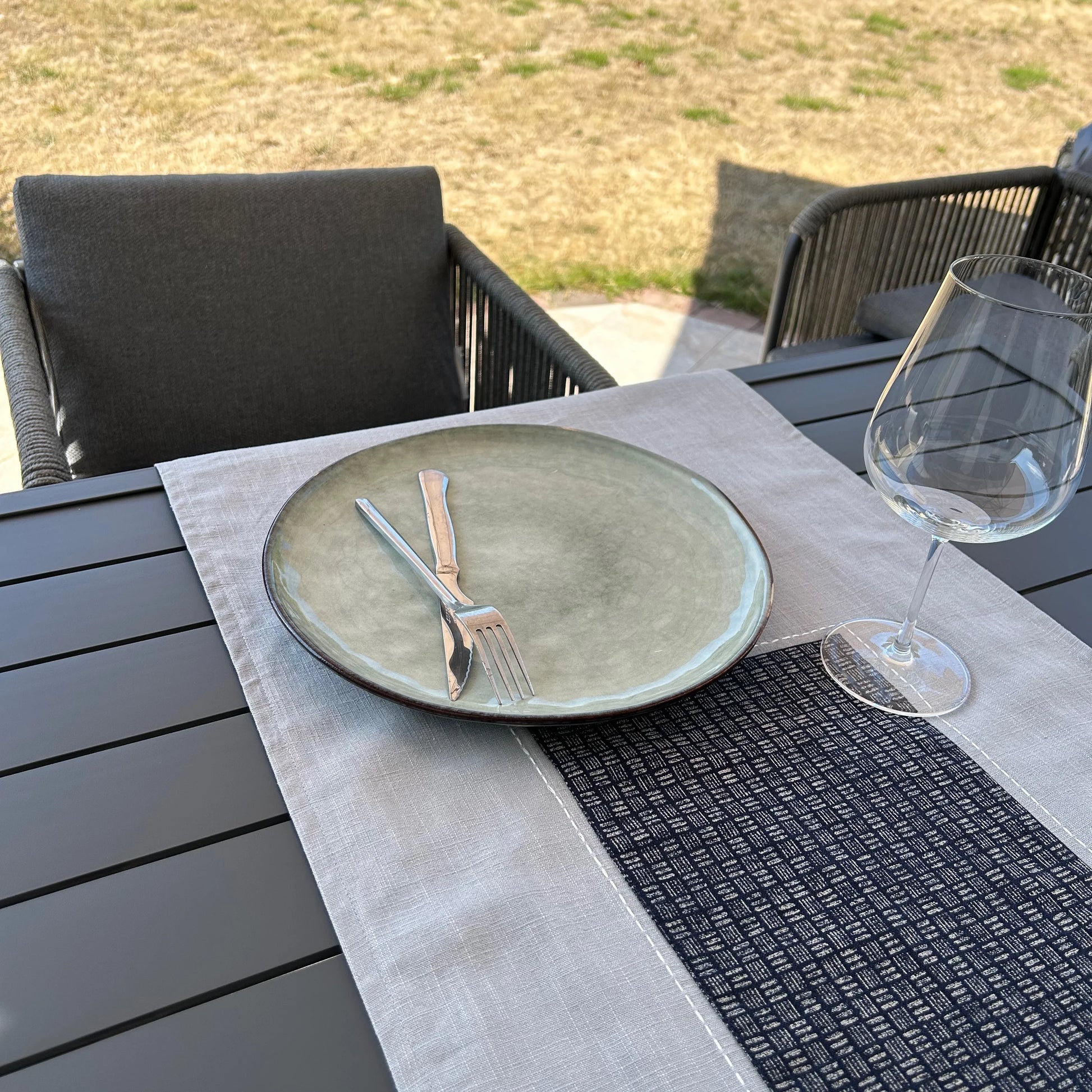 chemin de table sur une table en gros plan avec assiette et verre de présentation