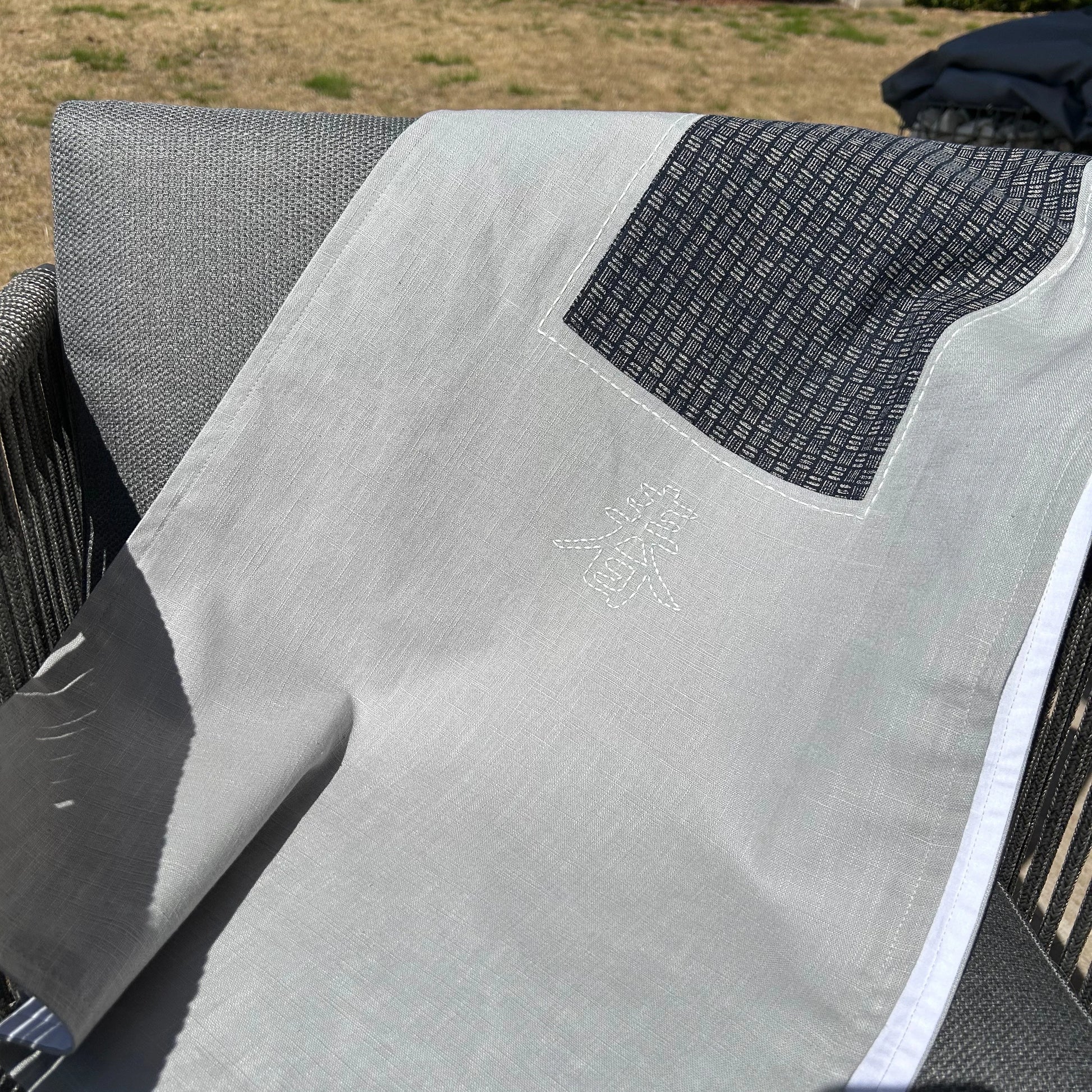 détail chemin de table posé sur une chaise