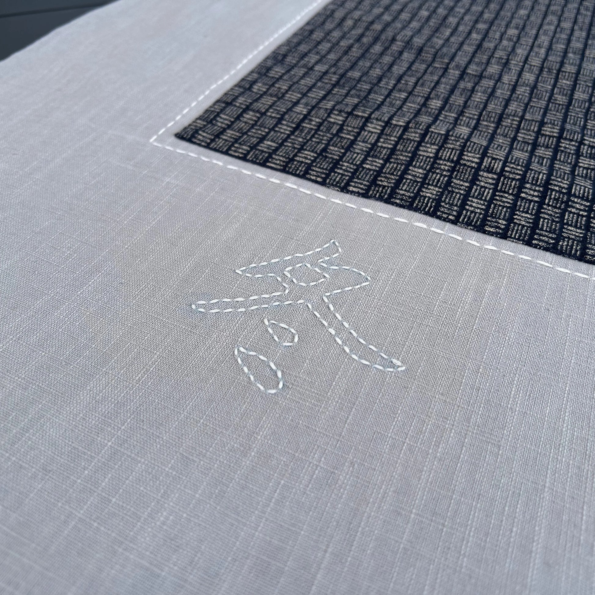 détail broderie chemin de table