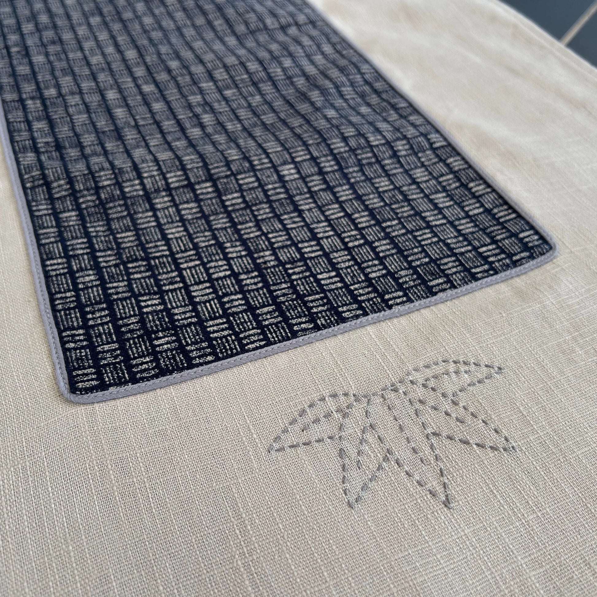 Détail broderie motif bambou sur chemin de table