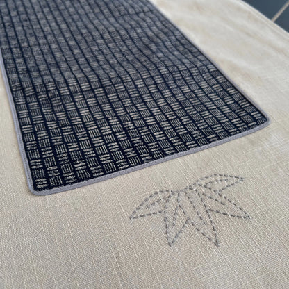 Détail broderie motif bambou sur chemin de table