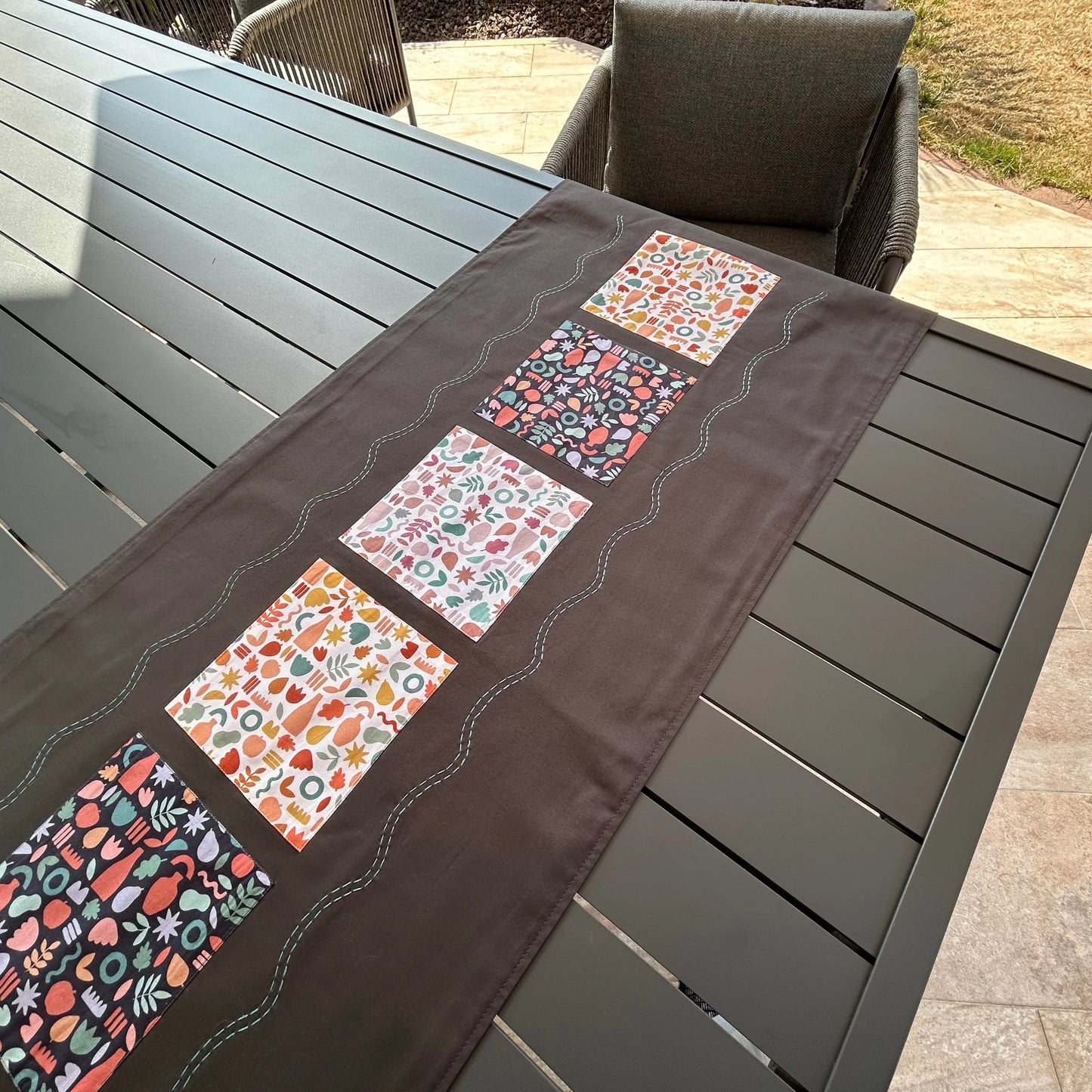 Chemin de table pris en biais sur table