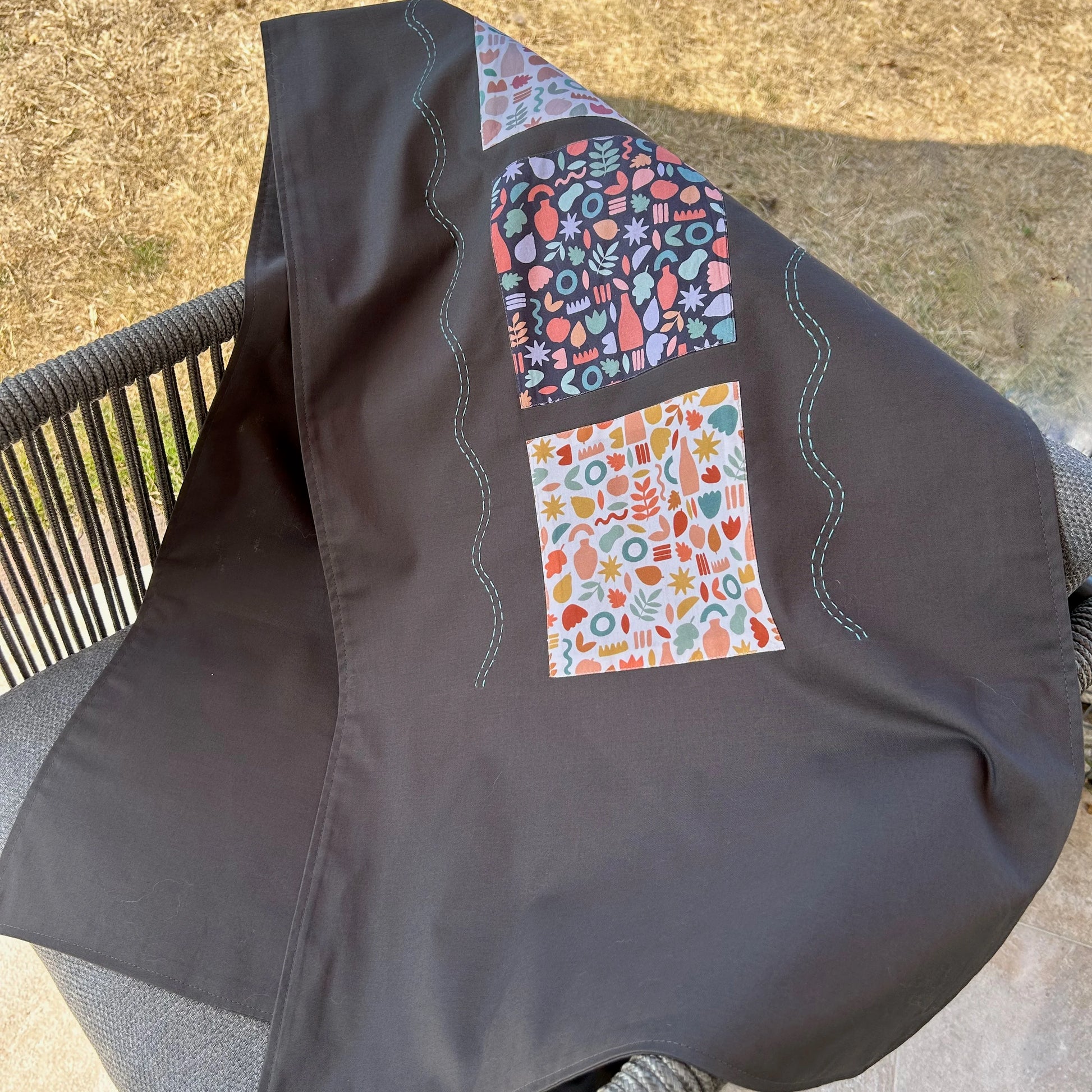 Chemin de table présenté sur une chaise