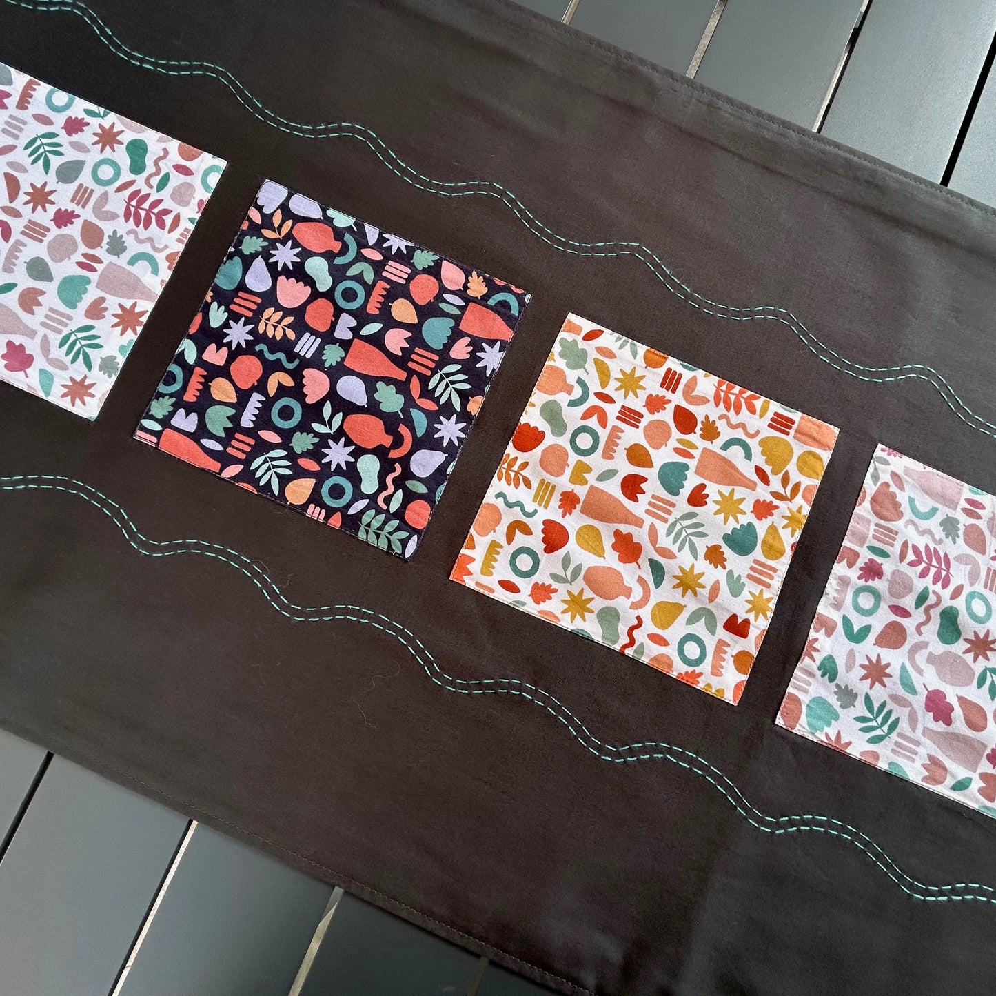 Détail appliqués en imprimés carrées sur chemin de table