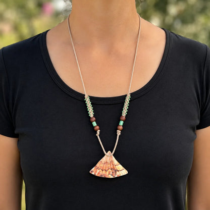 collier macramé et pendentif coquille porté par mannequin avec t-shirt noir