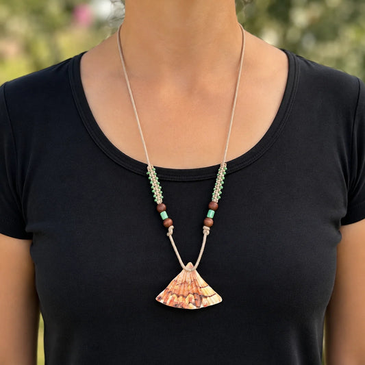 collier macramé et pendentif coquille porté par mannequin avec t-shirt noir