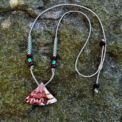 collier cordon et macramé avec pendentif coquille sur rocher
