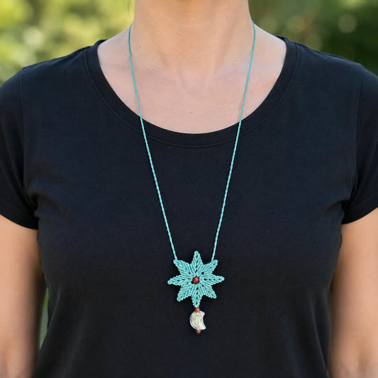 collier en macramé motif étoile et perle de lune porté par mannequin avec t-shirt noir