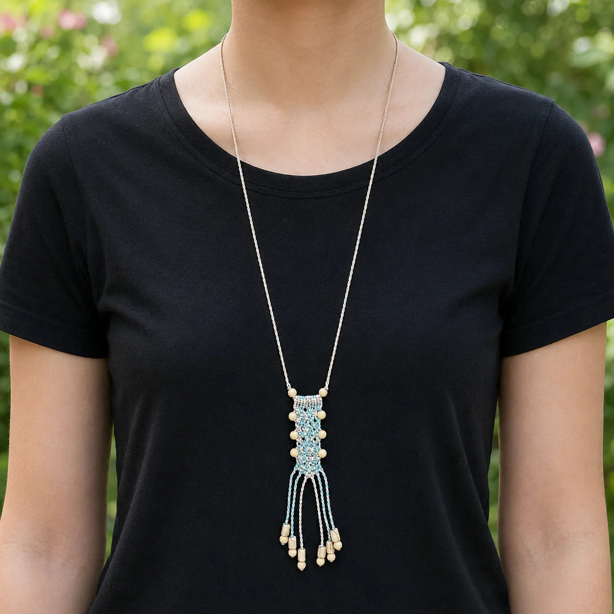 collier macramé et perles de bois porté par mannequin avec t-shirt noir