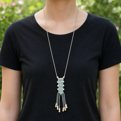 collier macramé et perles de bois porté par mannequin avec t-shirt noir