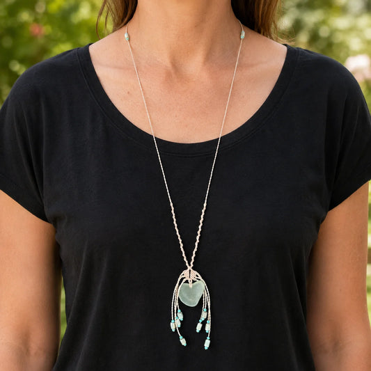 collier macramé et pendentif en verre de mer porté par mannequin avec t-shirt noir
