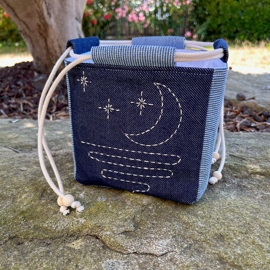 sac japonais posé sur une pierre de jardin