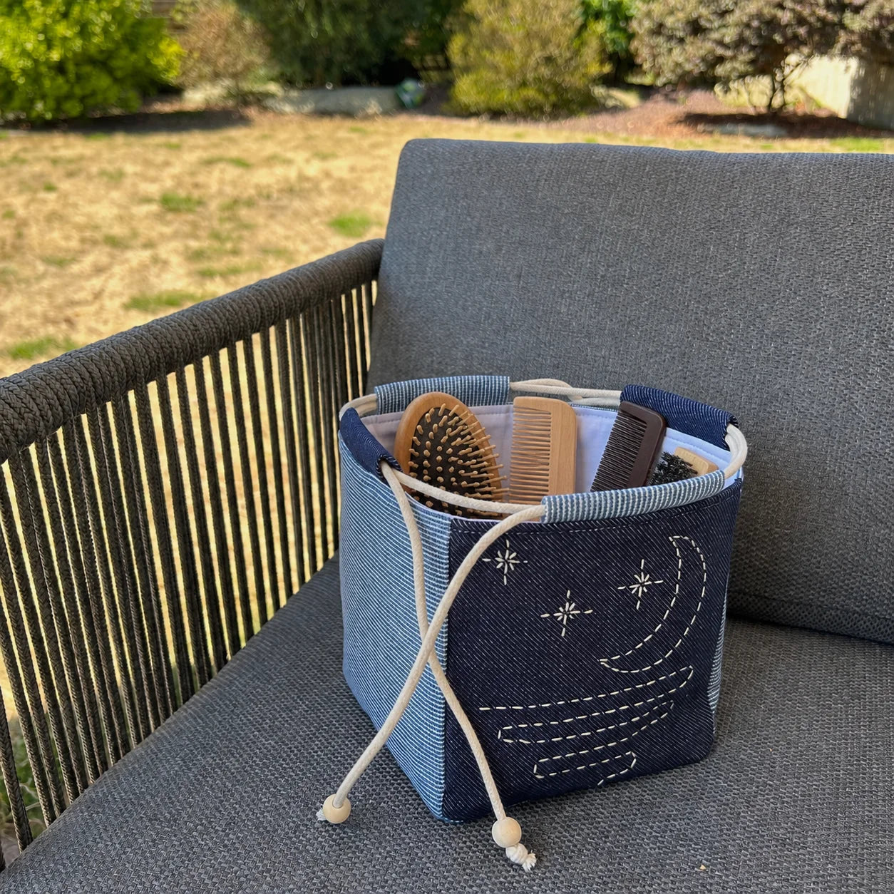 sac japonais posé sur une chaise et contenant des brosses et peignes