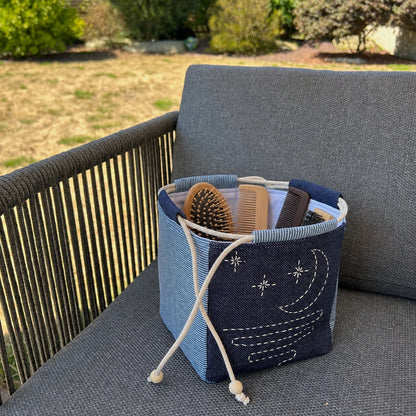 sac japonais posé sur une chaise et contenant des brosses et peignes