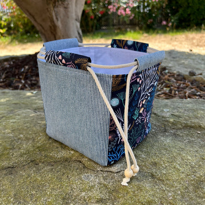 sac japonais motif fond marin posé sur pierre de jardin