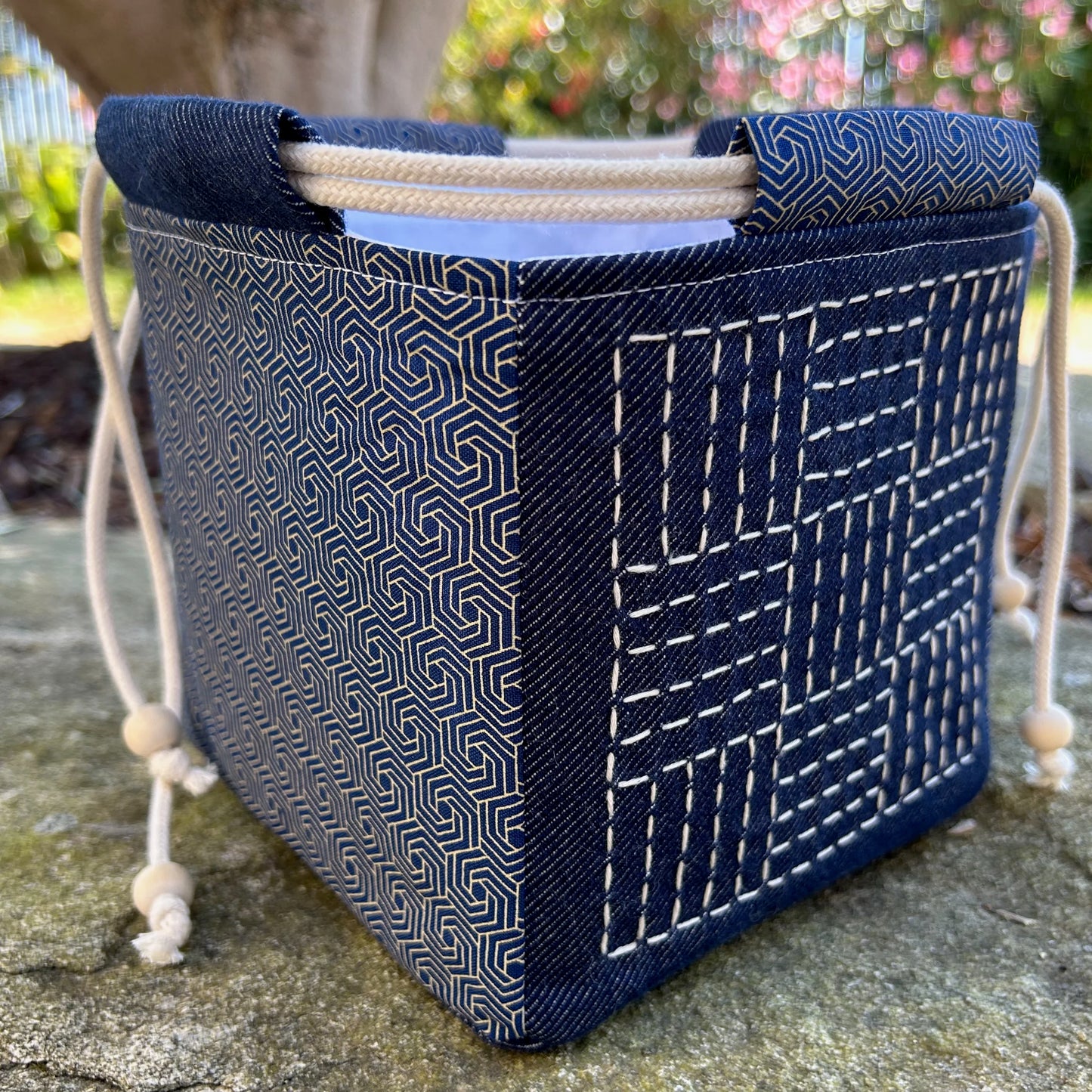 sac japonais en gros plan posé sur pierre de jardin