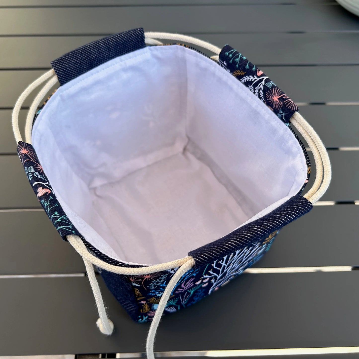 gros plan sur intérieur sac japonais doublé en toile de coton blanc