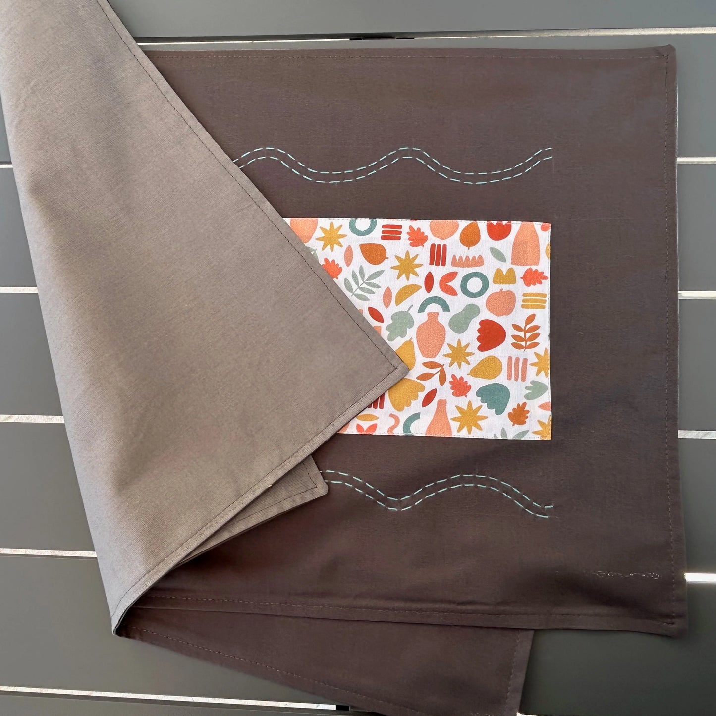 set de table gris replié pour voir doublure