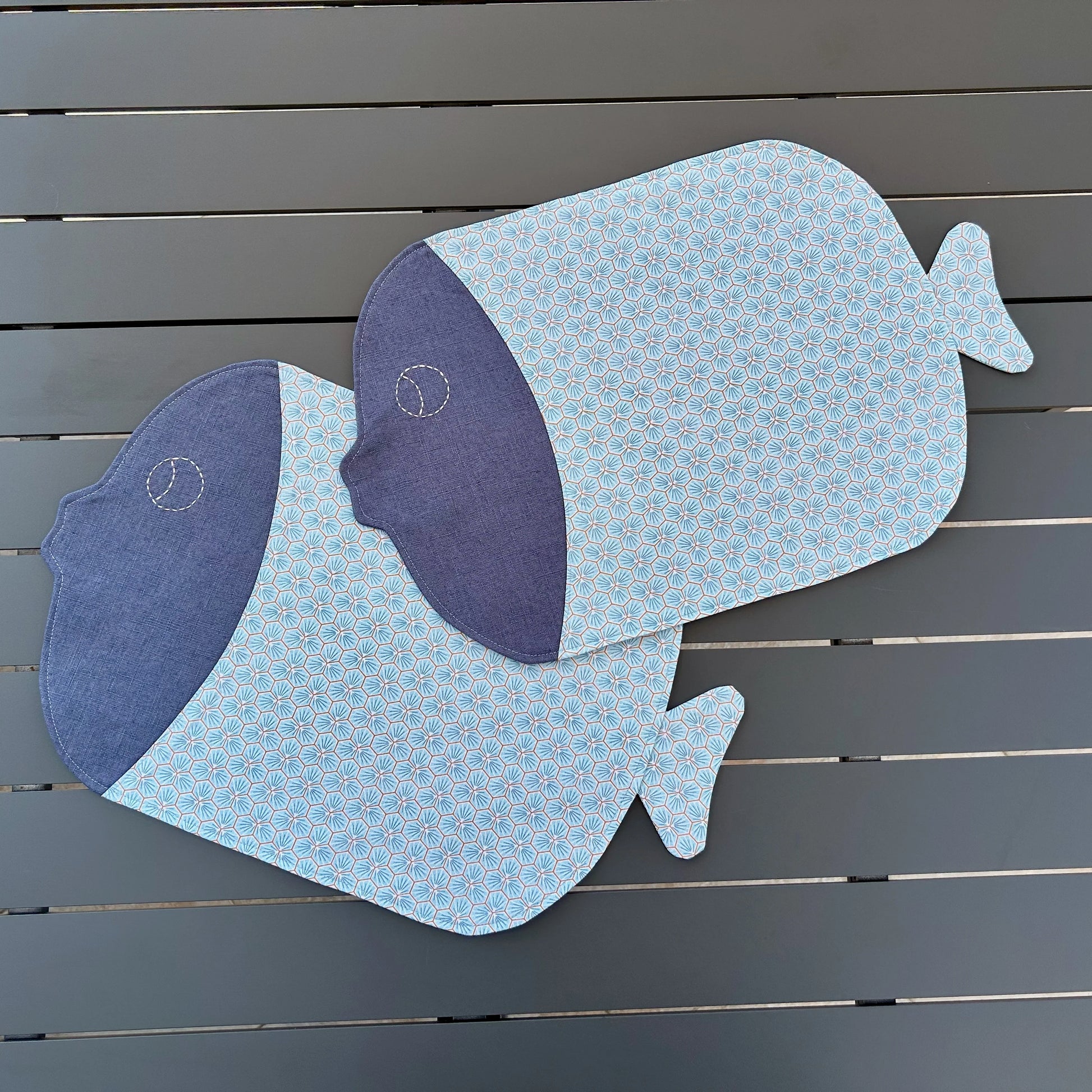 paire de sets de table forme poisson bleu sur table de jardin