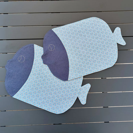 paire de sets de table forme poisson bleu sur table de jardin