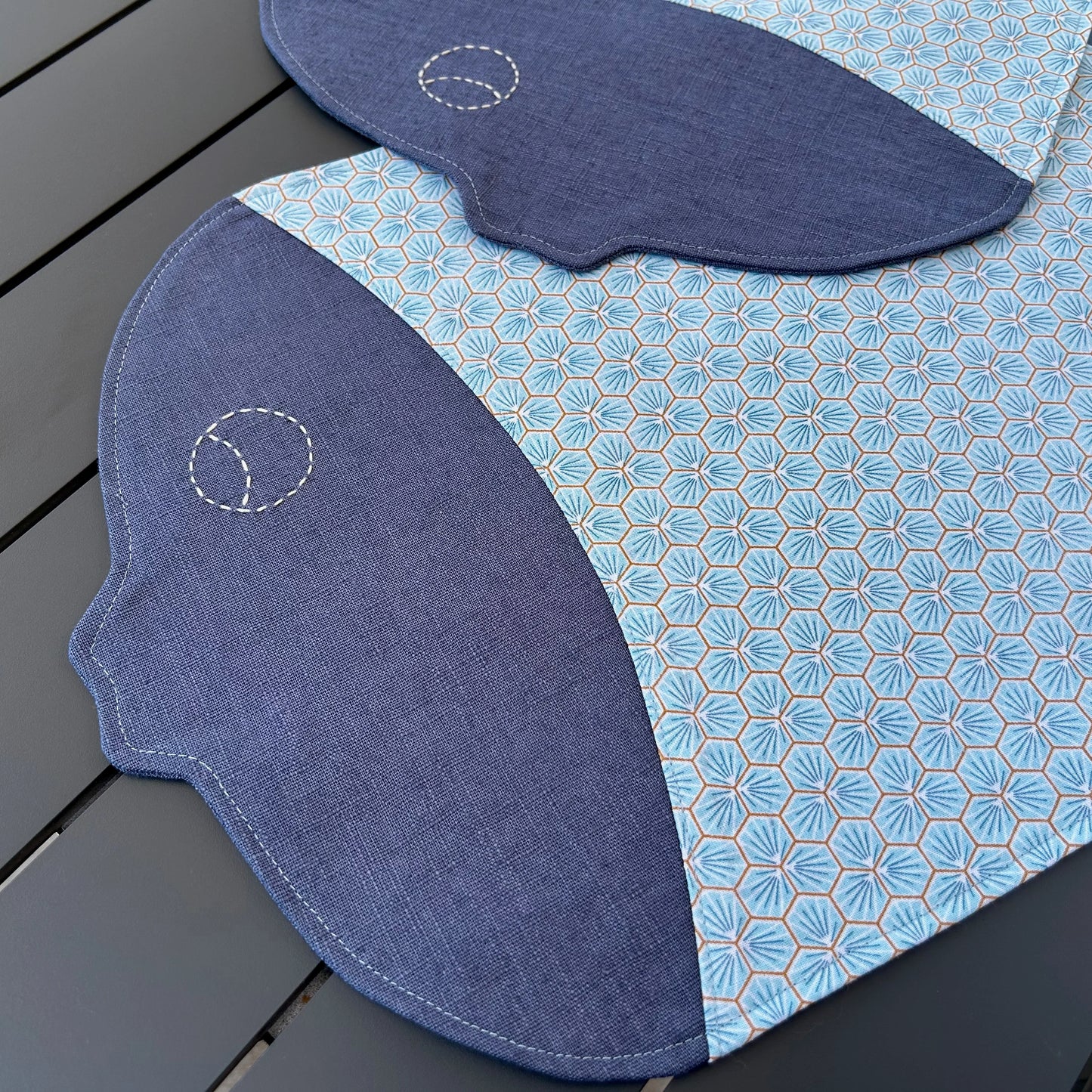 gros plan sur 2 sets de table forme poisson bleu