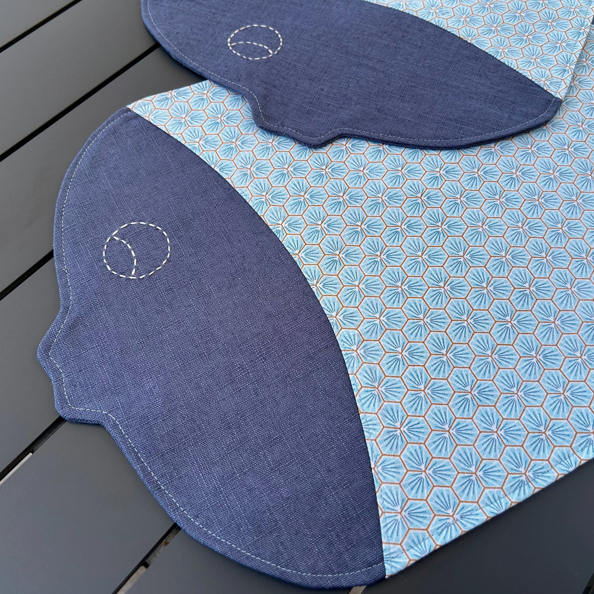 gros plan sur 2 sets de table forme poisson bleu