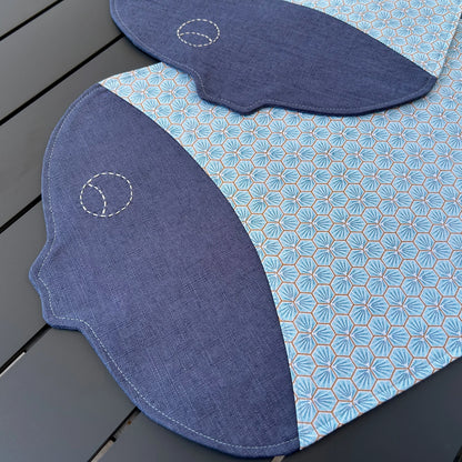 gros plan sur 2 sets de table forme poisson bleu