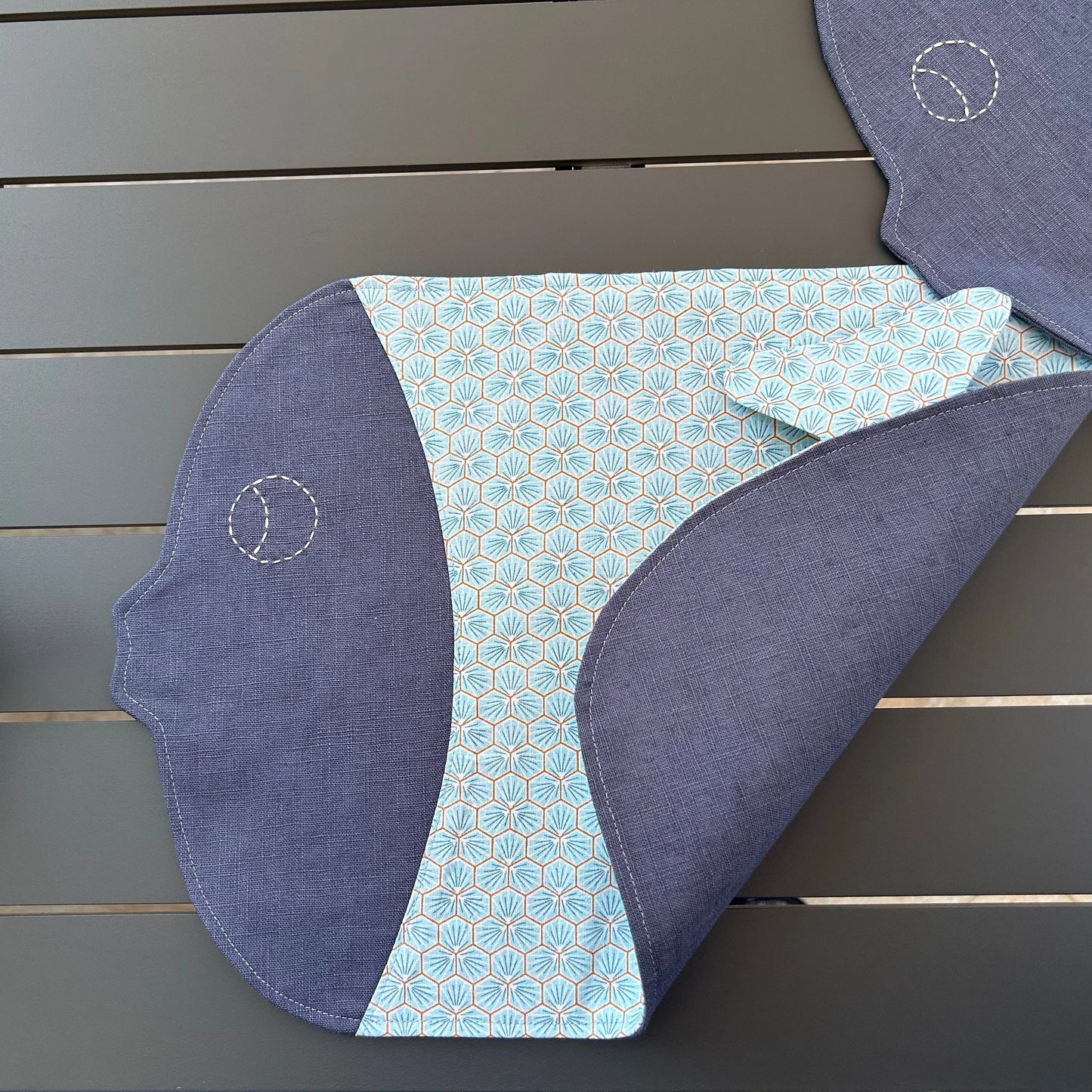 Set de table forme poisson bleu replié pour voir doublure