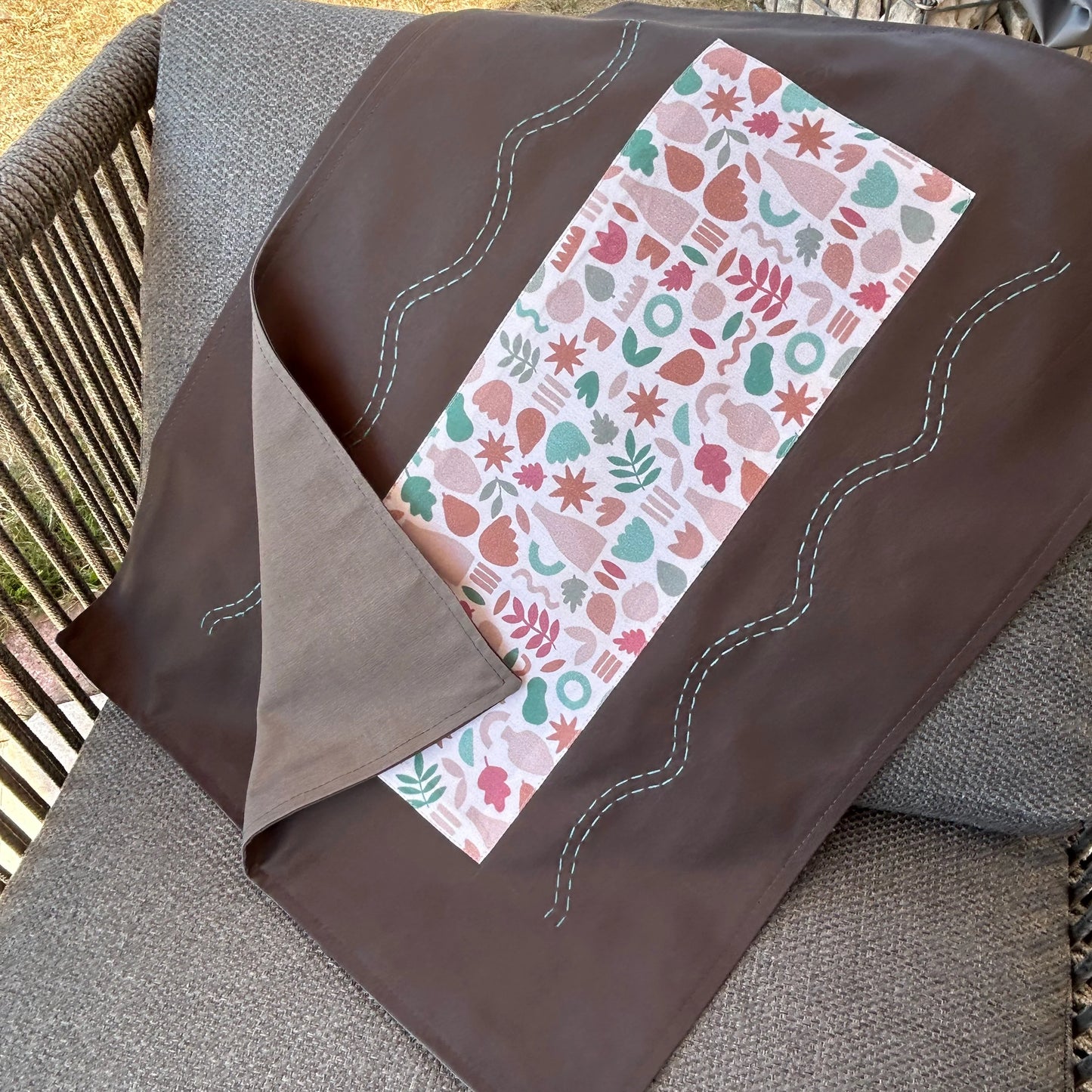 set de table gris présenté posé sur chaise