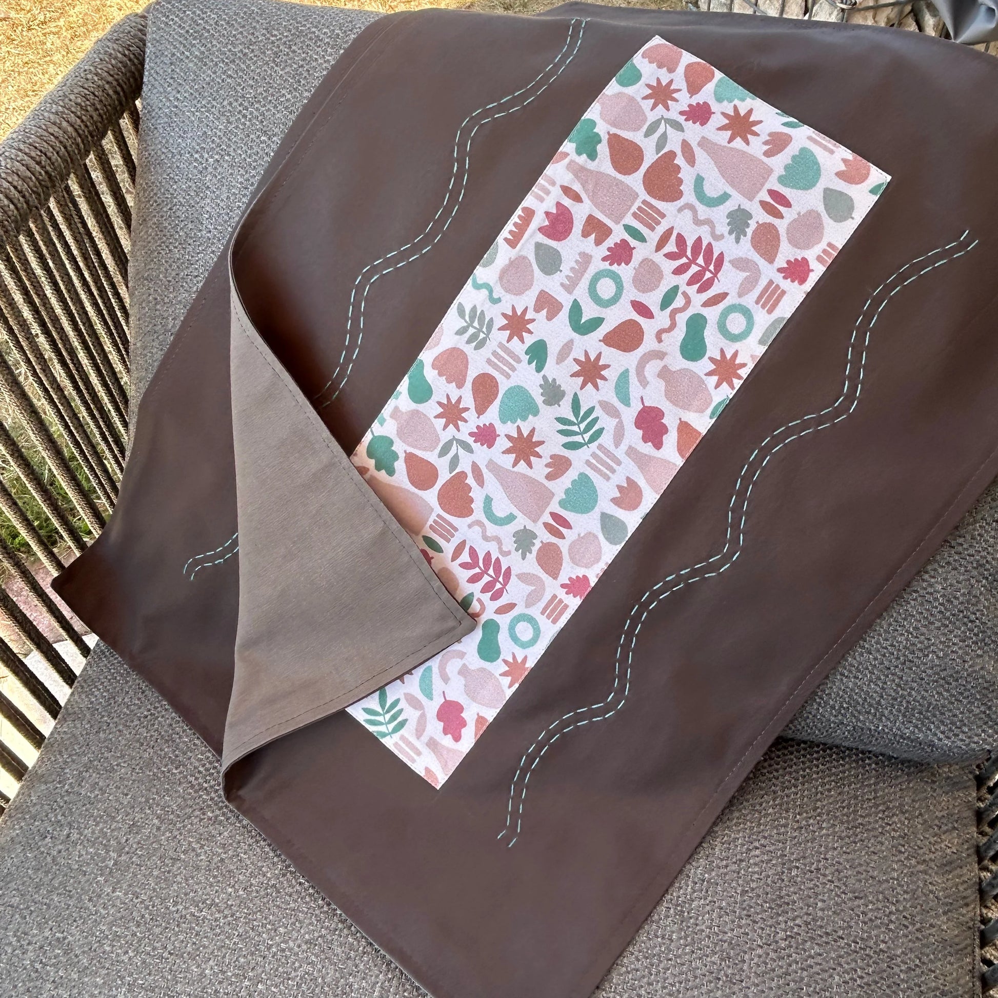 set de table gris présenté posé sur chaise
