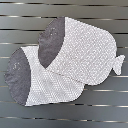 paire de sets de table forme poisson gris sur table de jardin