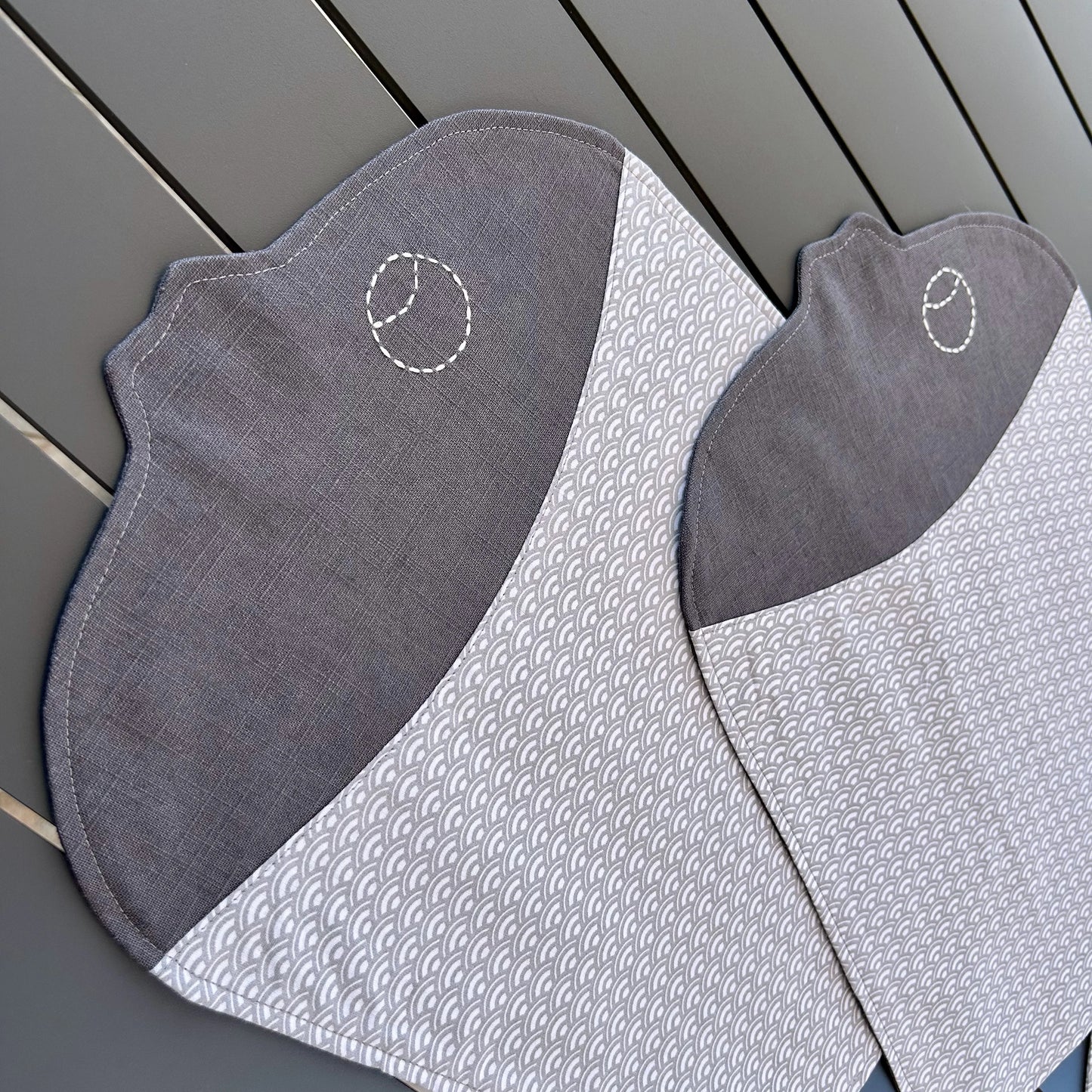gros plan sur 2 sets de table forme poisson gris