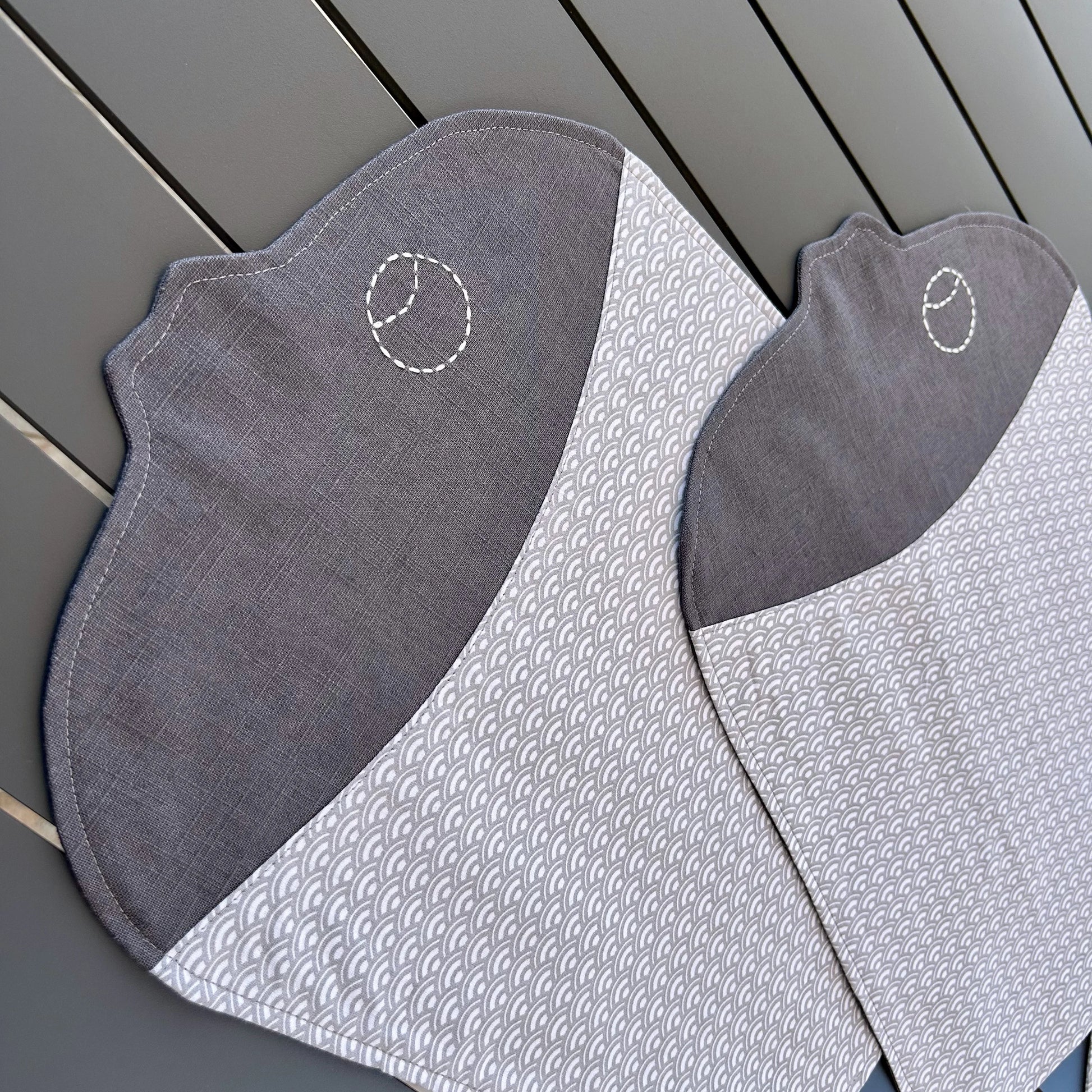 gros plan sur 2 sets de table forme poisson gris