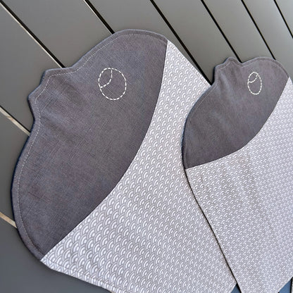 gros plan sur 2 sets de table forme poisson gris