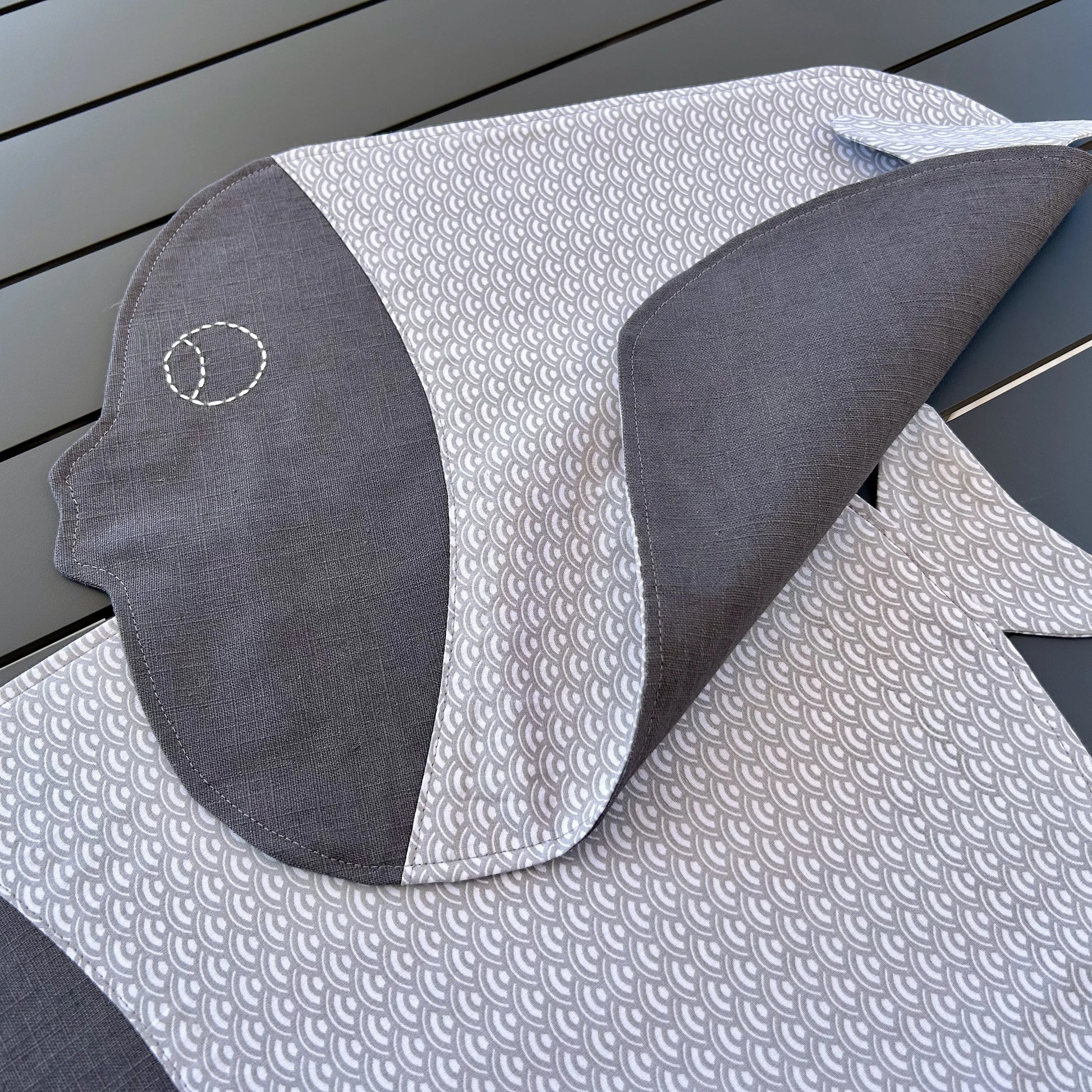 Set de table forme poisson gris replié pour voir doublure