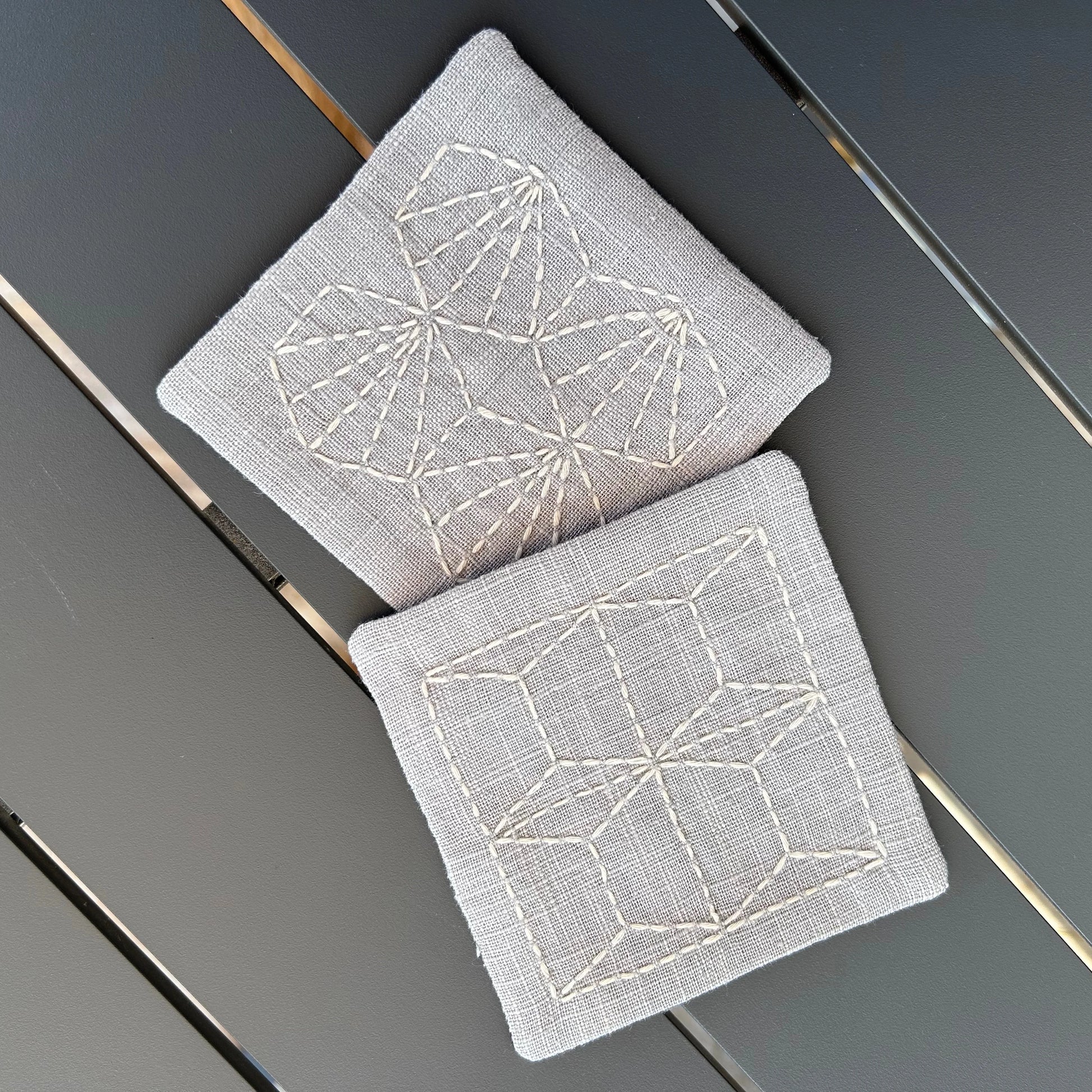 paire de sous verre gris claire motif brodé
