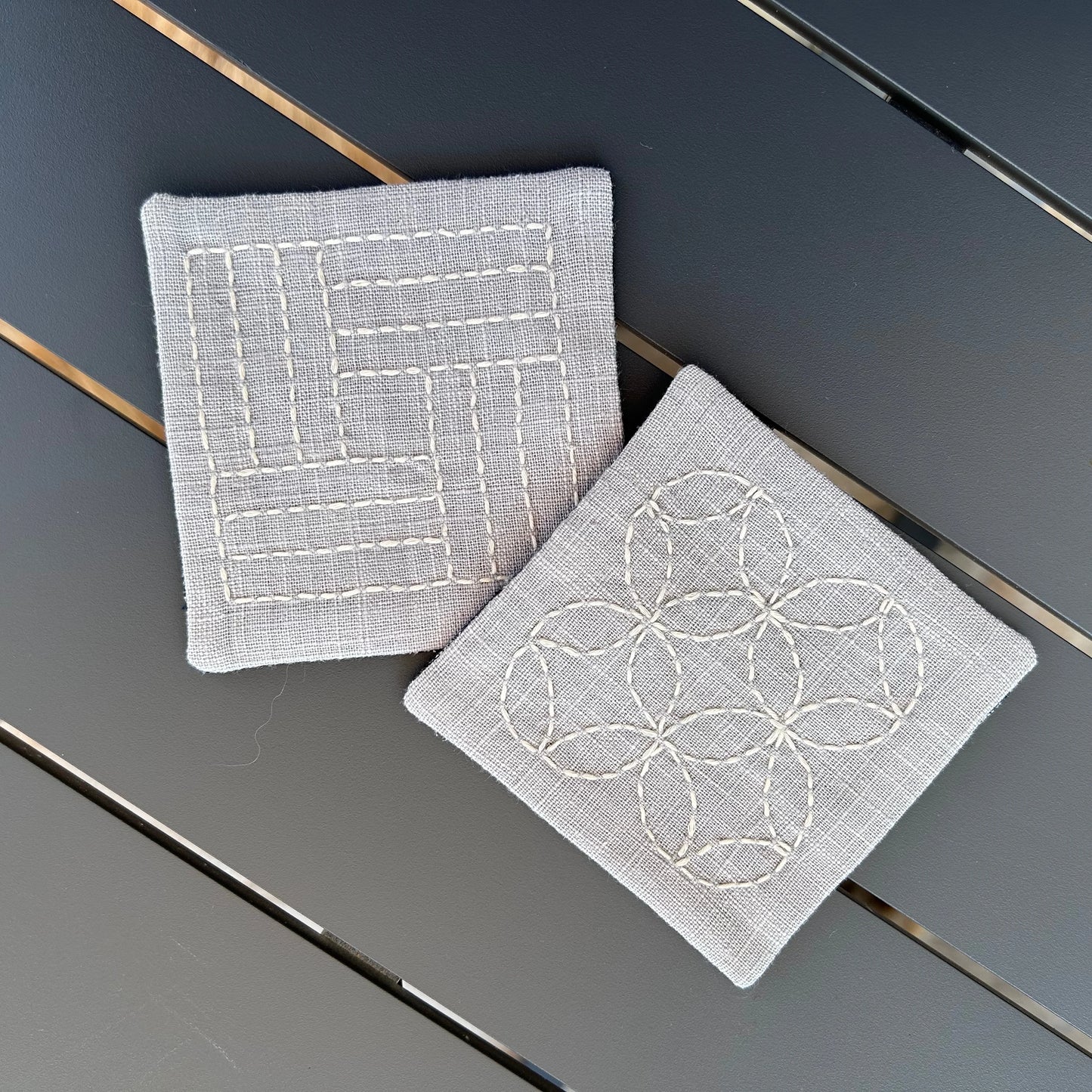 paire de sous verre gris claire motif brodé
