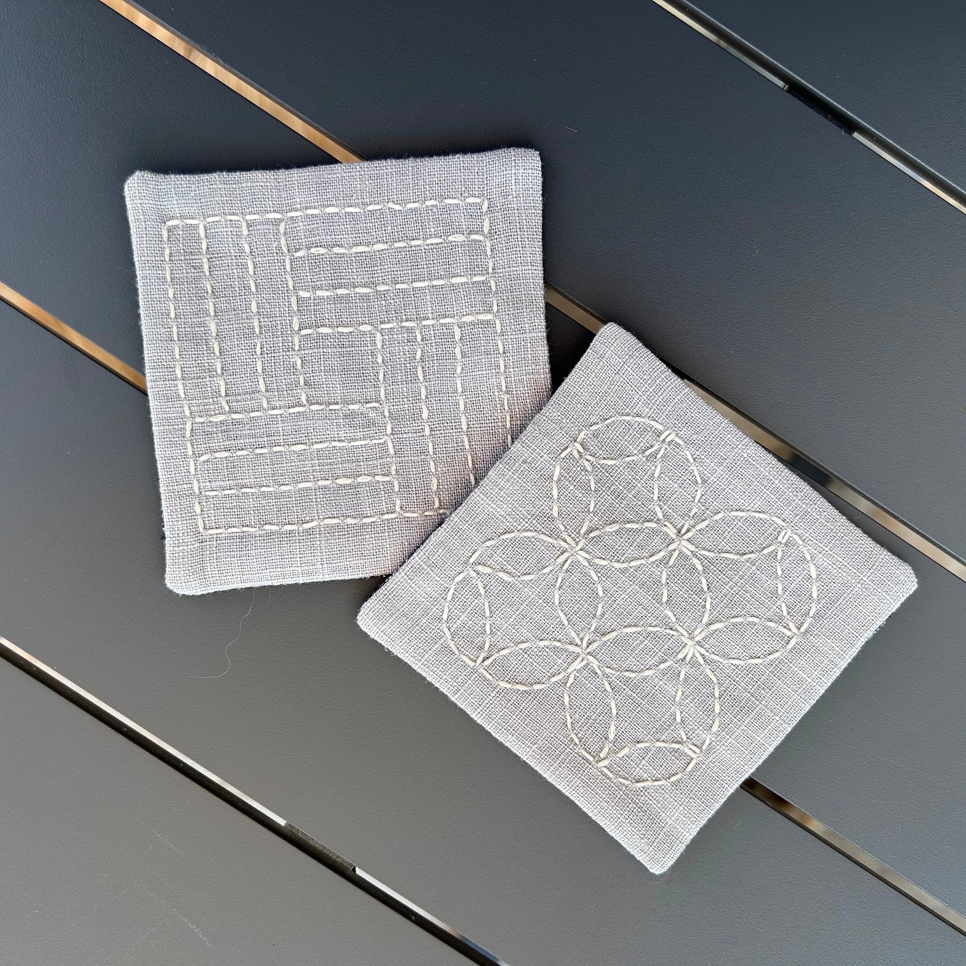 paire de sous verre gris claire motif brodé