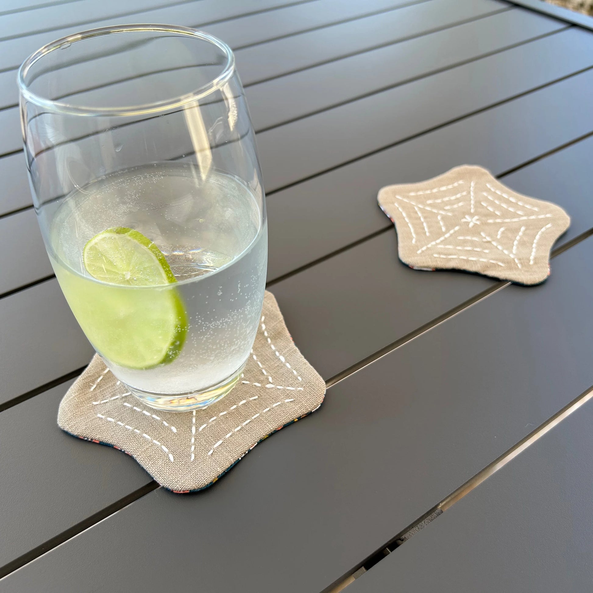 2 sous-verre forme étoile de mer avec verre posé dessus