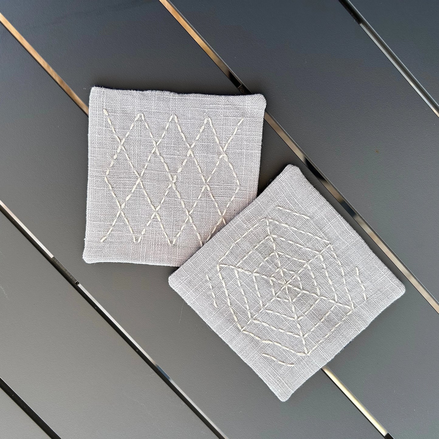 paire de sous verre gris claire motif brodé