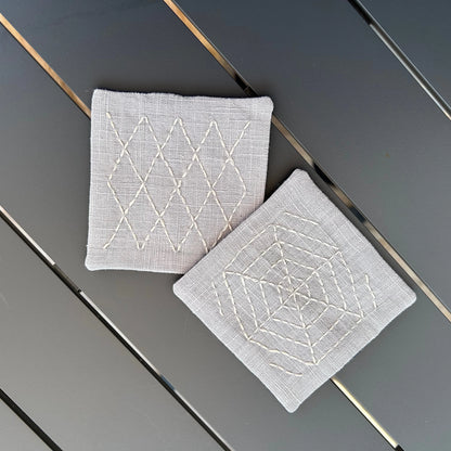 paire de sous verre gris claire motif brodé