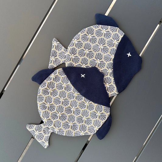 2 sous-verre forme poisson posé sur table